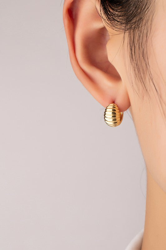 *Stassia Clam Shell Huggie Hoop Earrings
